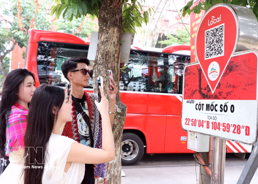 Les sites touristiques, entreprises et prestataires de services déploient des codes QR intégrés à des applications fournissant informations, itinéraires, services médicaux et d’hébergement, facilitant ainsi l’expérience des visiteurs. Photo: VNA