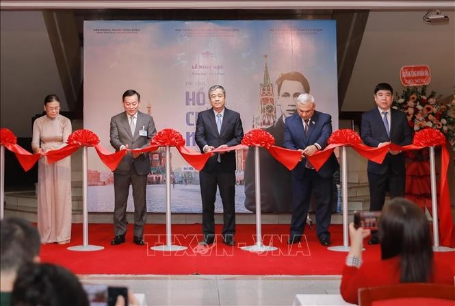 Ouverture de l'exposition sur les traces du président Hô Chi Minh en Russie à Hanoï. Photo: VNA