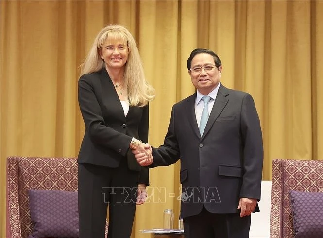 Le PM Pham Minh Chinh et la présidente du groupe Adamed, Malgorzata Adamkiewicz. Photo: VNA 