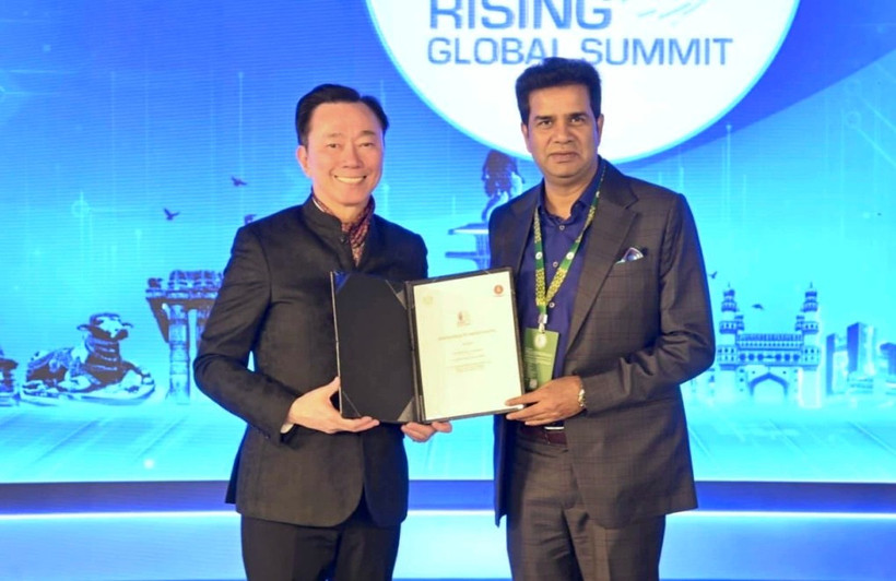  Pham Sanh Chau (gauche), directeur général de Vingroup Asia et de VinFast Asia, et Sanjay Kumar, vice-ministre de l'Industrie et du Commerce du gouvernement de l'État de Telangana, lors de la cérémonie de signature. Photo : Vingroup