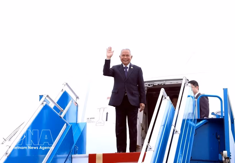 Sophon Zaram, président de l’Assemblée nationale et président de la Chambre des représentants de Thaïlande, est arrivé à Hanoï dans la matinée du 5 août, entamant une visite officielle au Vietnam du 5 au 7 août. Photo: VNA