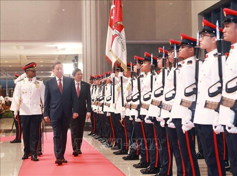 Le secrétaire général du PCV, To Lam, et le Premier ministre de Singapour et secrétaire général du PAP, Lawrence Wong, lors de la cérémonie d'accueil officielle du dirigeant vietnamien à Singapour. Photo: VNA