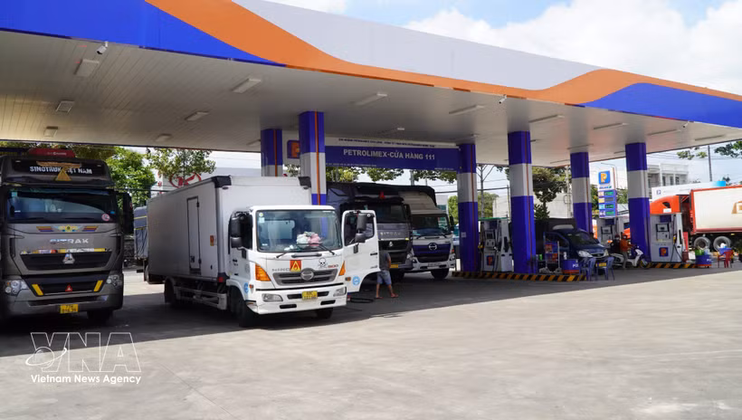 Le 10 mars à 23h45, les prix des carburants au Vietnam ont été ajustés à la hausse, selon une décision conjointe des ministères de l’Industrie et du Commerce et des Finances. Photo: VNA