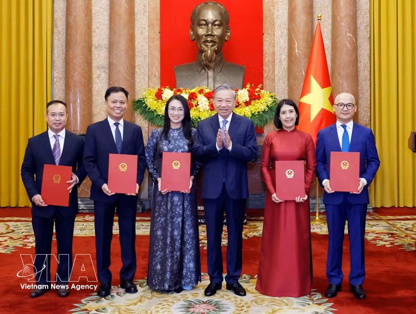 Le secrétaire général du Parti et président de la République, To Lam, préside, le 28 avril à Hanoï, la cérémonie de remise des décisions de nomination de cinq ambassadeurs du Vietnam à l’étranger. Photo: VNA