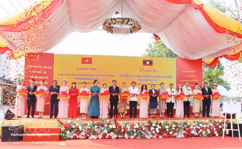 Cérémonie d’inauguration et de remise du projet de restauration du site historique dédié au Président Ho Chi Minh, le 2 avril dans la province lao de Savannakhet. Photo: VNA