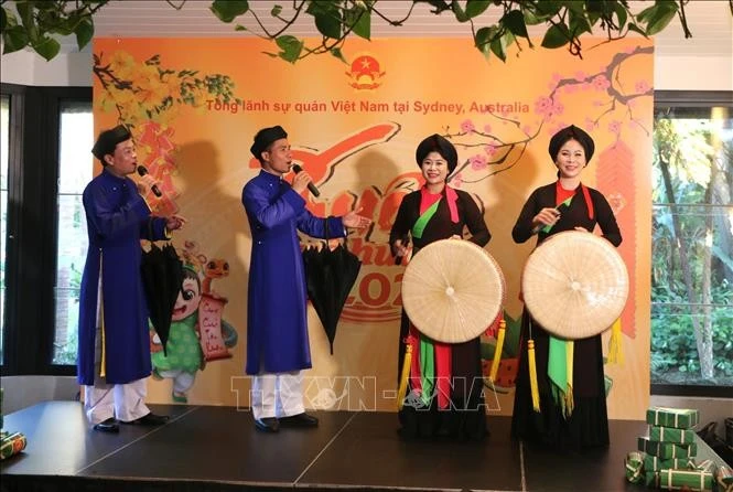 Performance de la troupe artistique de Bac Ninh. Photo: VNA