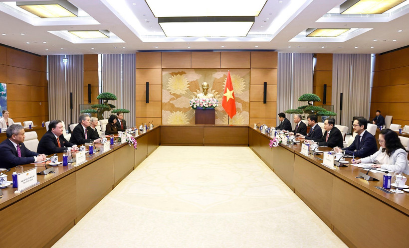 La rencontre entre le président de l'AN Tran Thanh Man et le sénateur américain Steven David Daines. Photo: VNA