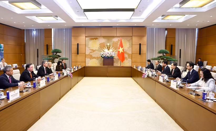 La rencontre entre le président de l'AN Tran Thanh Man et le sénateur américain Steven David Daines. Photo: VNA