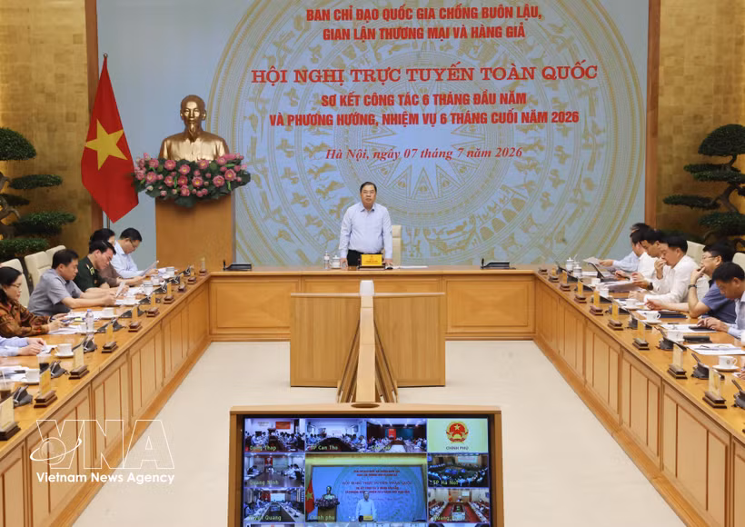 Le vice-Premier ministre permanent Pham Gia Tuc, président du Comité national de pilotage 389 chargé de la lutte contre la contrebande, la fraude commerciale et la contrefaçon, lors de la conférence nationale en ligne du 7 juillet consacrée au bilan des activités du premier semestre et aux orientations pour les six derniers mois de 2026. Photo: VNA