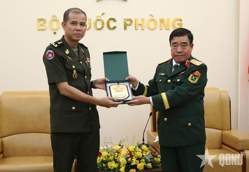 Le général de brigade Nguyen Ba Luc, chef d'état-major adjoint de l'Armée populaire du Vietnam (droite), et le général de corps d'armée Nim Balene, directeur du Département des opérations militaires du commandement de l'Armée royale cambodgienne. Photo: https://www.qdnd.vn/