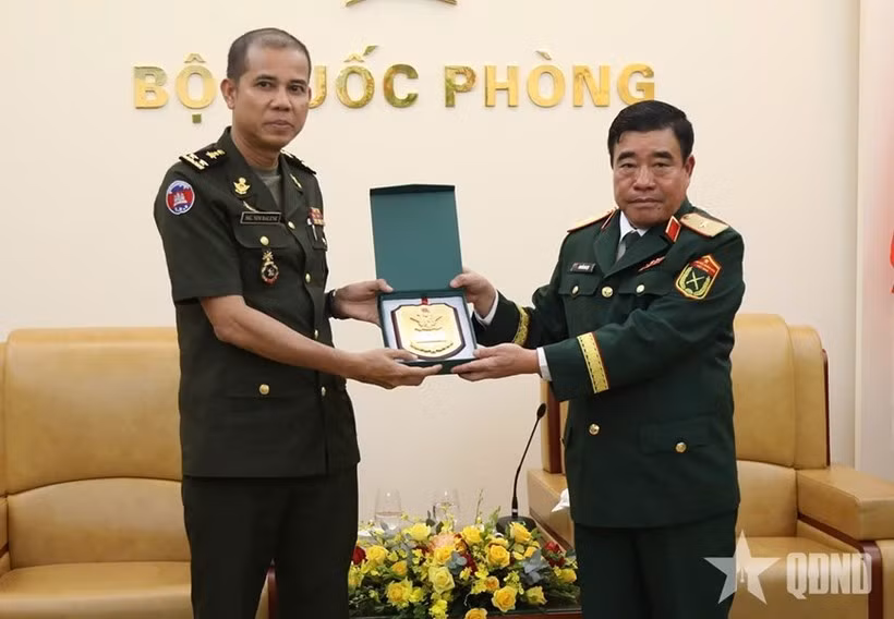Le général de brigade Nguyen Ba Luc, chef d'état-major adjoint de l'Armée populaire du Vietnam (droite), et le général de corps d'armée Nim Balene, directeur du Département des opérations militaires du commandement de l'Armée royale cambodgienne. Photo: https://www.qdnd.vn/