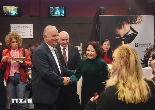 L'ambassadrice du Vietnam en Grèce, Pham Thi Thu Huong et des responsables grecs lors de la cérémonie d'ouverture de la Semaine du film vietnamien. Photo : ambassade du Vietnam en Grèce