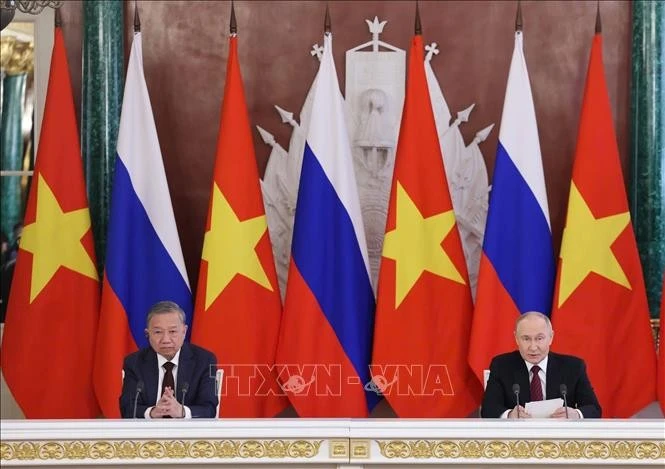 Le secrétaire général du Parti communiste du Vietnam (PCV), Tô Lâm (gauche), et le président russe, Vladimir Poutine. Photo: VNA