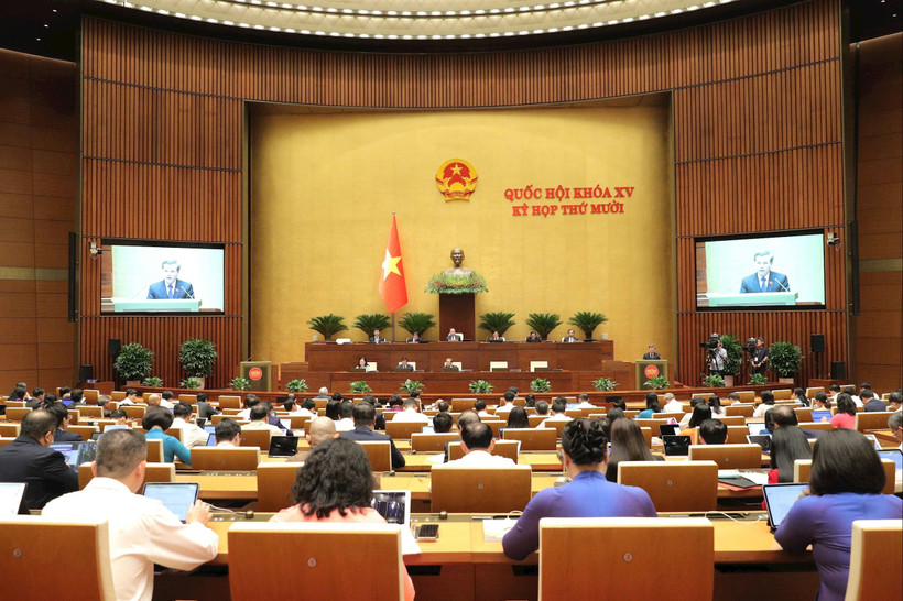 Le président de la Cour populaire suprême du Vietnam, Le Minh Tri, présente le rapport d’activités de la Cour pour le mandat 2021-2026. Photo: VNA