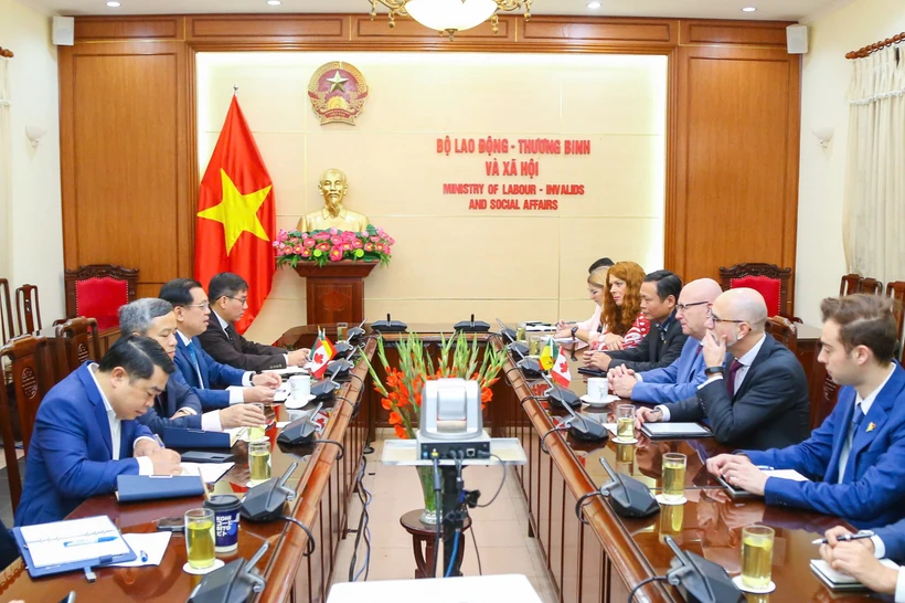 Réunion entre le vice-ministre du Travail, des Invalides et des Affaires sociales, Nguyen Ba Hoan, et la délégation du ministère du Commerce et du Développement des exportations de la Saskatchewan. Photo: VNA