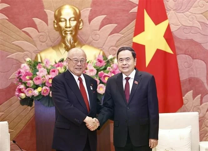 Le président de l'Assemblée nationale (AN), Tran Thanh Man (droite), et Takebe Tsutomu, conseiller spécial de l'Alliance d'amitié parlementaire Japon-Vietnam. Photo: VNA