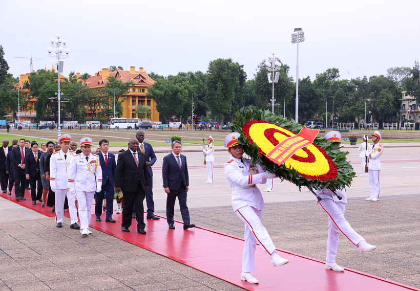 Le président de la République d’Afrique du Sud, Matamela Cyril Ramaphosa, et sa délégation, dépose une gerbe de fleurs et rend hommage au Président Hô Chi Minh en son mausolée. Photo: VNA
