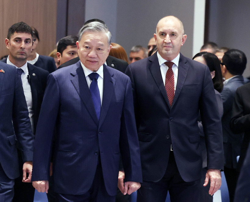 Le secrétaire général du Parti To Lam (gauche) et le président bulgare Rumen Radev participent au Forum d’affaires Vietnam – Bulgarie. Photo: VNA