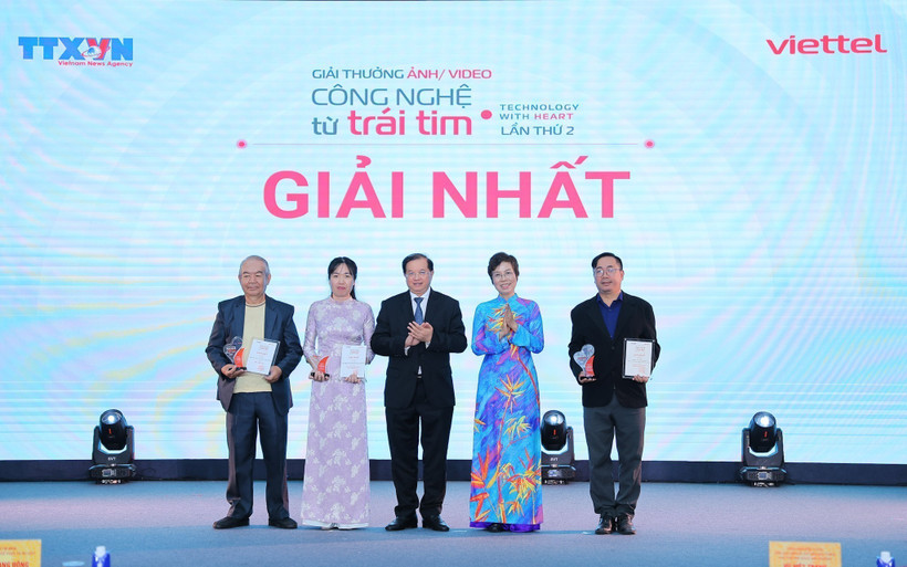 Remise du premier prix. Photo: VNA
