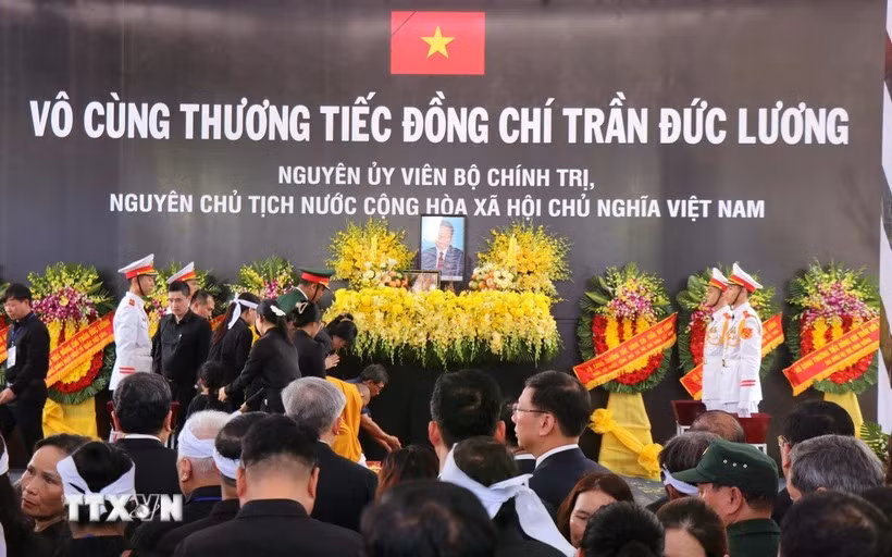 Cérémonie d’inhumation de l’ancien président Tran Duc Luong à Quang Ngai. Photo: VNA