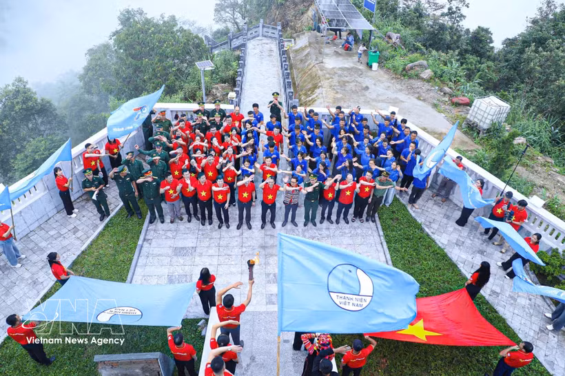 Cérémonie de lever des couleurs « J’aime ma Patrie », organisée selon le protocole de l’Union de la jeunesse du Vietnam au mât d’A Pa Chai. Photo: VNA