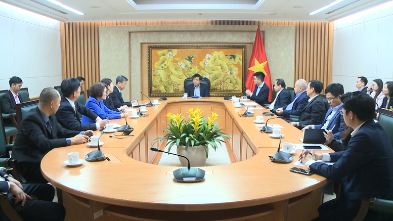 Lq rencontre entre le vice-Premier ministre Nguyen Chi Dung et Wang Jibing, président du conseil d’administration du groupe ArcherMind. Photo: VNA