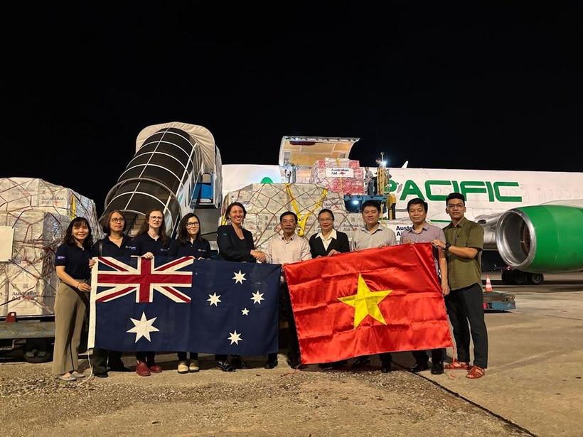 Dans la nuit du 14 octobre, au terminal de l’aéroport internationale de Noi Bai, le Département de la gestion des digues et de la prévention et du contrôle des catastrophes naturelles reçoit un lot d’aide humanitaire d’urgence offert par le gouvernement australien. Photo: VNA