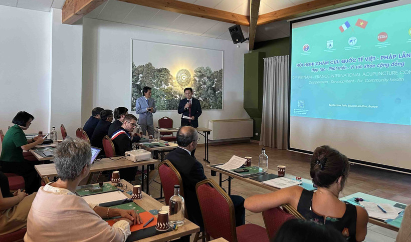 Le Professeur agrégé et docteur Tran Van Thanh, directeur de l'Hôpital national d'acupuncture et vice-président de la Fédération mondiale des sociétés d'acupuncture (WFAS) prend la parole à l'événement. Photo: VNA