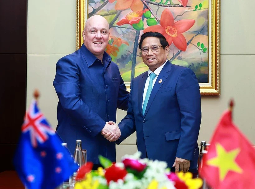 Le Premier ministre Pham Minh Chinh (droite) et le Premier ministre néo-zélandais, Christopher Luxon. Photo: VNA