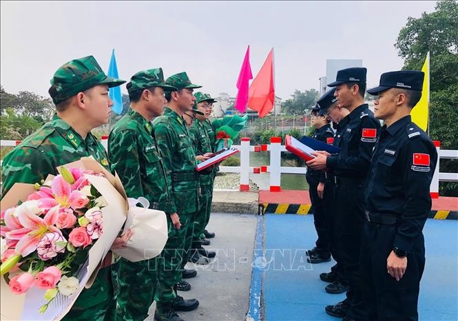 Le 25 décembre, les gardes-frontières de la province vietnamienne de Lai Chau (Nord) et le Détachement de gestion frontalière de Honghe, relevant du poste-frontière de Jinshuihe (Chine), ont mené une patrouille conjointe. Photo: VNA
