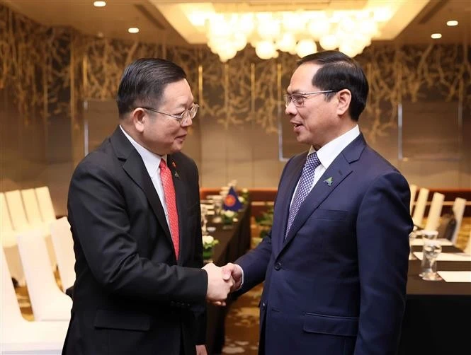 Le vice-Premier ministre et ministre des Affaires étrangères Bui Thanh Son (droite) et le secrétaire général de l'ASEAN Kao Kim Hourn. Photo : VNA