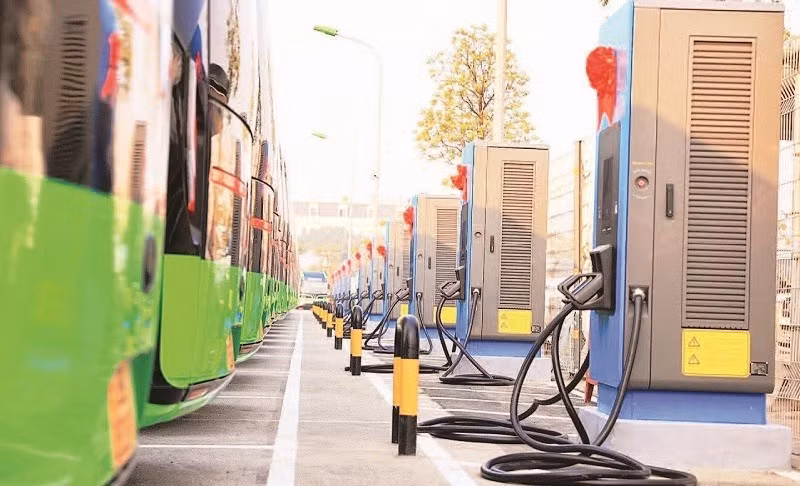Hanoï mise sur les stations de recharge pour verdir les transports. Photo: nhandan.vn