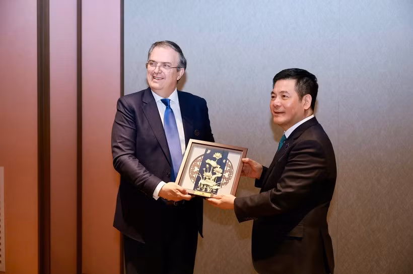 Le ministre vietnamien de l’Industrie et du Commerce, Nguyen Hong Dien (droite), et le secrétaire mexicain à l’Économie, Marcelo Ebrard Casaubon. Photo: VNA