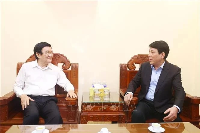 Le président Luong Cuong (droite) et l'ancien président Truong Tan San. Photo: VNA