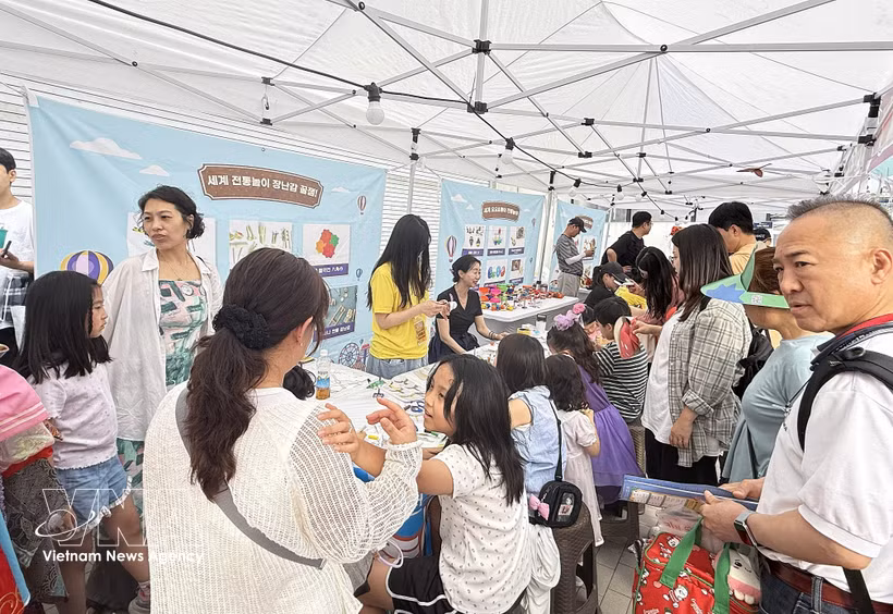 Le stand du Vietnam attire les foules au Festival mondial de la gastronomie de Séoul. Photo : VNA