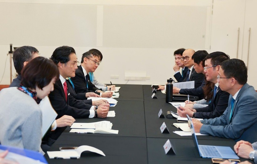 Réunion entre le ministre vietnamien de l'Industrie et du Commerce, Nguyên Hông Diên, et le ministre d'État au Cabinet du Japon, Kazuchika Iwata, à Melbourne. Photo: VNA