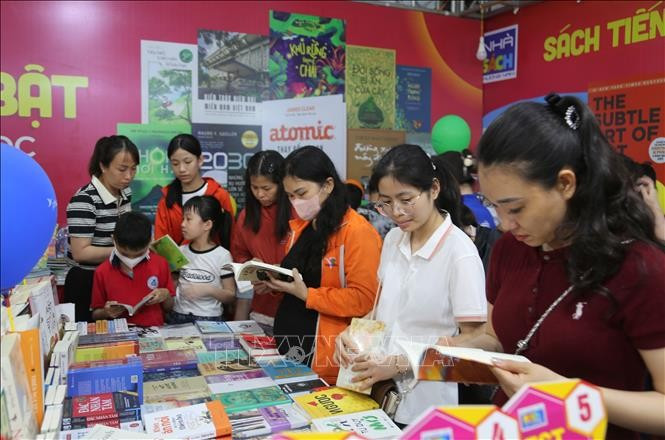 La Rue des livres de Hai Phong 2025 présente plus de 10 000 livres. Photo: VNA