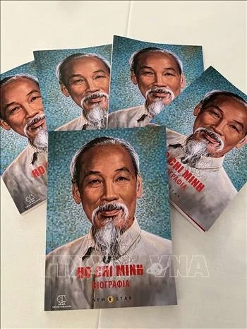 Edition grecque de la biographie du President Hô Chi Minh publiée à l’occasion de son 135e anniversaire. Photo: VNA