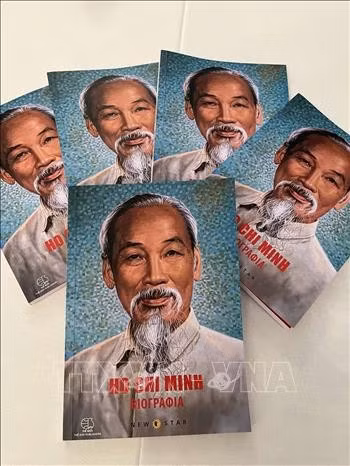 Edition grecque de la biographie du President Hô Chi Minh publiée à l’occasion de son 135e anniversaire. Photo: VNA