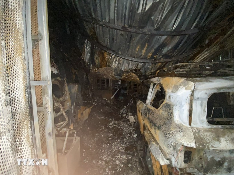 Une voiture incendiée est abandonnée dans le hall de la résidence Dôc Lâp. Photo : VNA