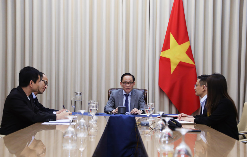 Le ministre par intérim des Affaires étrangères (AE) du Vietnam, Lê Hoài Trung, lors de l'entretien téléphonique avec Yvette Cooper, nouvelle ministre des Affaires étrangères du Royaume-Uni. Photo: VNA