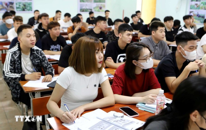 Des travailleurs apprennent le sud-coréen avant de partir travailler à l'étranger. Photo : VNA