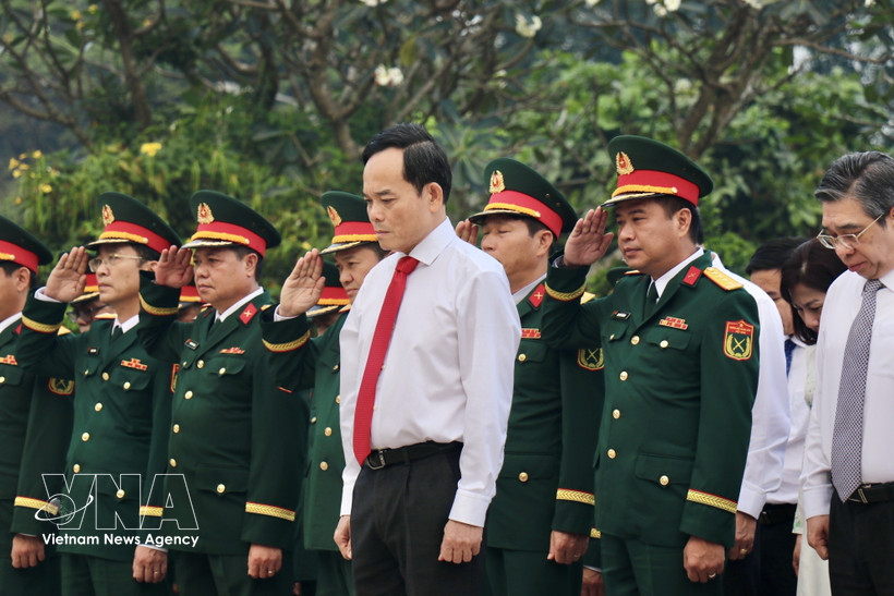 Les dirigeants de Hô Chi Minh-Ville rendent hommage aux héros morts pour la Patrie, Photo: VNA