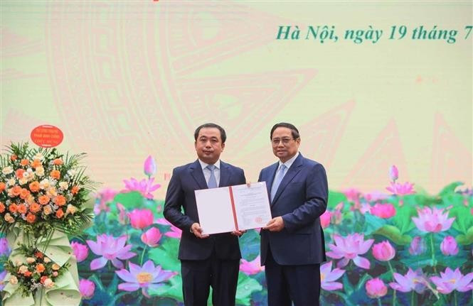 Le Premier ministre Pham Minh Chinh a officiellement remis, le 19 juillet à Hanoï, la décision de nomination de Tran Duc Thang ministre par intérim du ministère de l’Agriculture et de l’Environnement. Photo: VNA