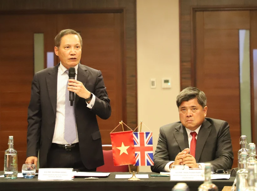 L'ambassadeur du Vietnam au Royaume-Uni, Do Minh Hung (gauche), prend la parole lors de l'événement. Photo : VNA