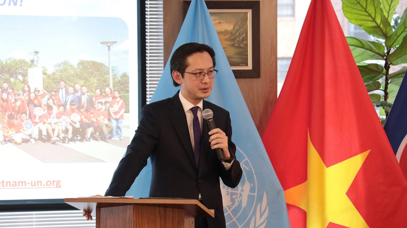 L’ambassadeur Do Hung Viet, chef de la Mission permanente du Vietnam auprès des Nations unies, préside une rencontre avec la presse internationale consacrée au 14ᵉ Congrès national du Parti communiste du Vietnam. Photo: VNA