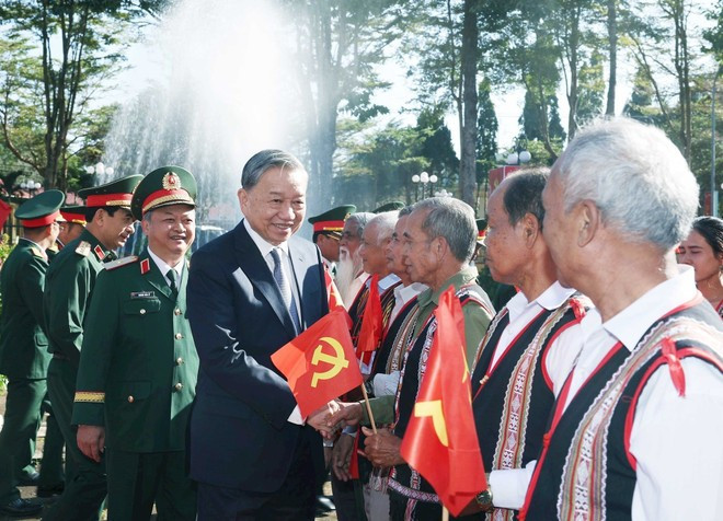 Le secrétaire général du Parti, To Lam, et des patriarches de villages, ainsi que des travailleurs exceptionnels. Photo : VNA