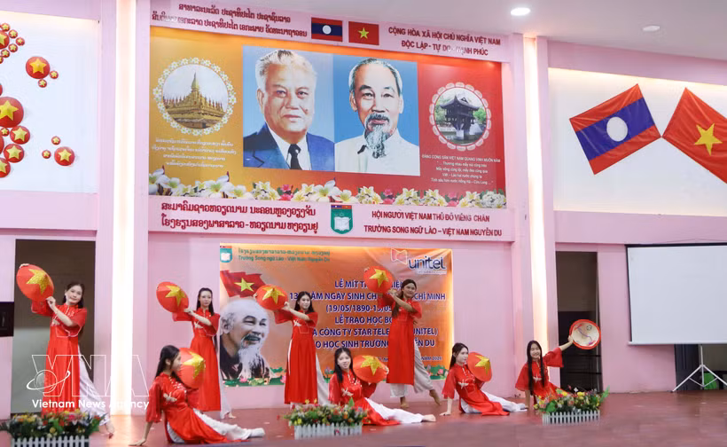 Numéro de danse à la cérémonie commémorant le 136e anniversaire de la naissance du président Hô Chi Minh. Photo: VNA