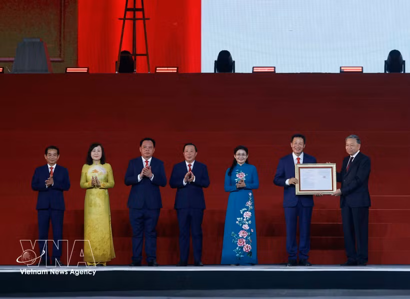 Le secrétaire général du Parti communiste du Vietnam et président To Lam remet la Résolution de l’Assemblée nationale portant création de la ville de Dong Nai. Photo: VNA
