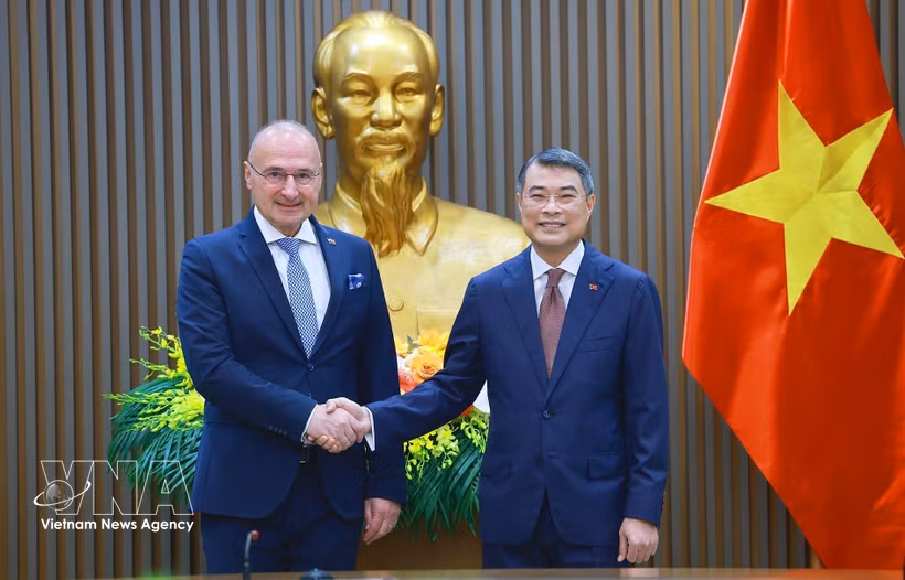 Le Premier ministre vietnamien Le Minh Hung et ministre croate des Affaires étrangères et européennes, Gordan Grlić Radman. Photo: VNA